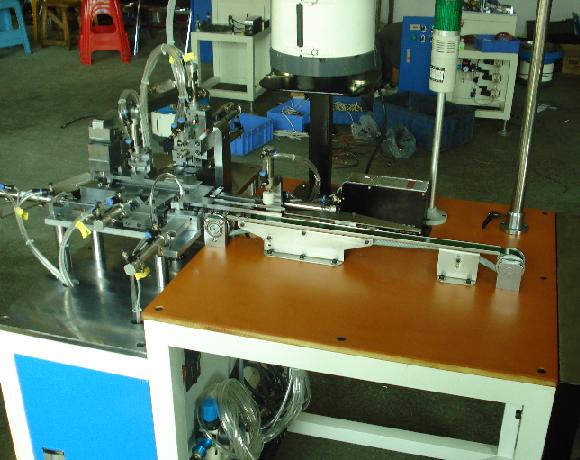 過載保護(hù)器半自動(dòng)裝鉚釘鉚合設(shè)備